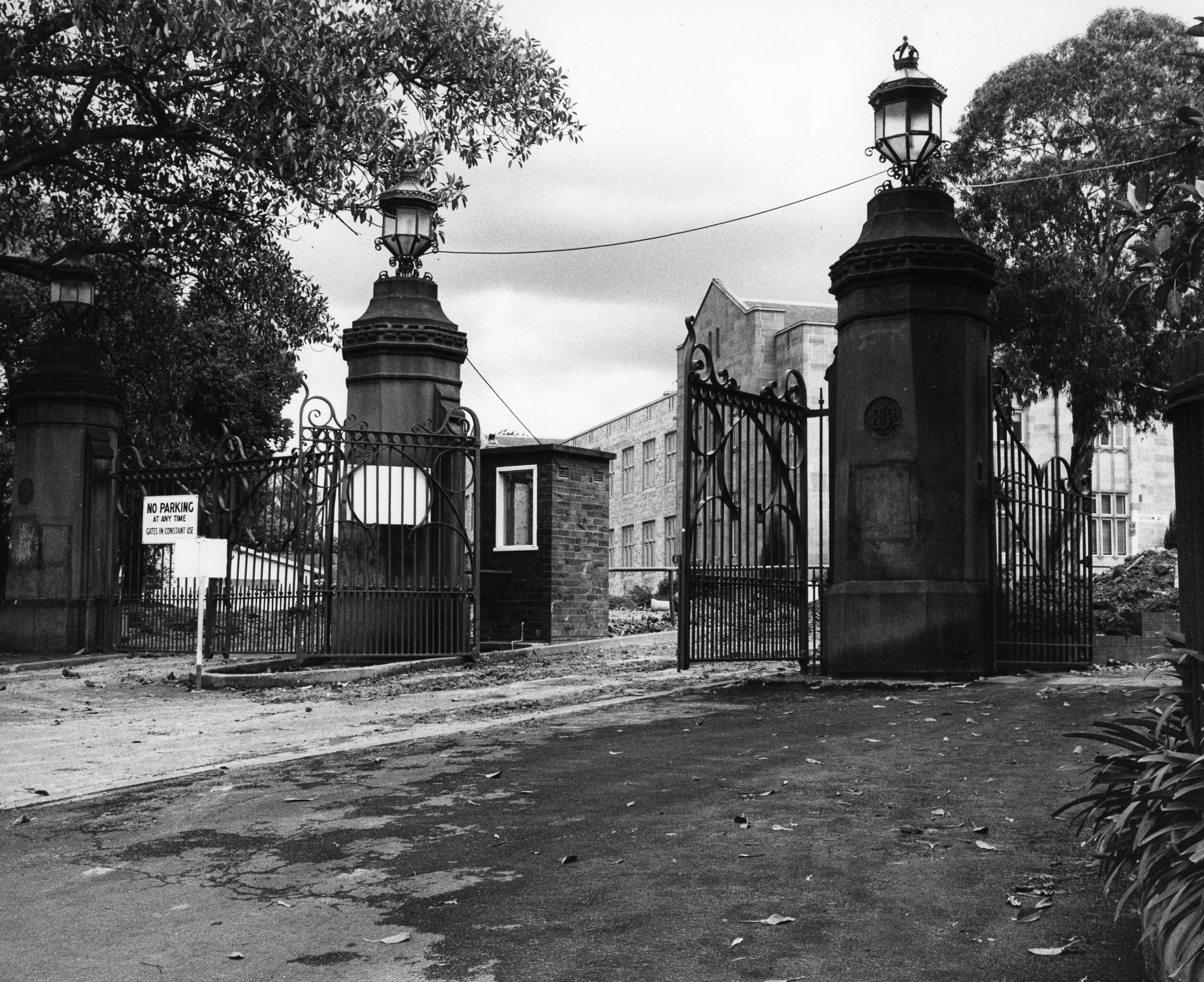 CITY ROAD ENTRANCE GATES TO EASTERN AVENUE