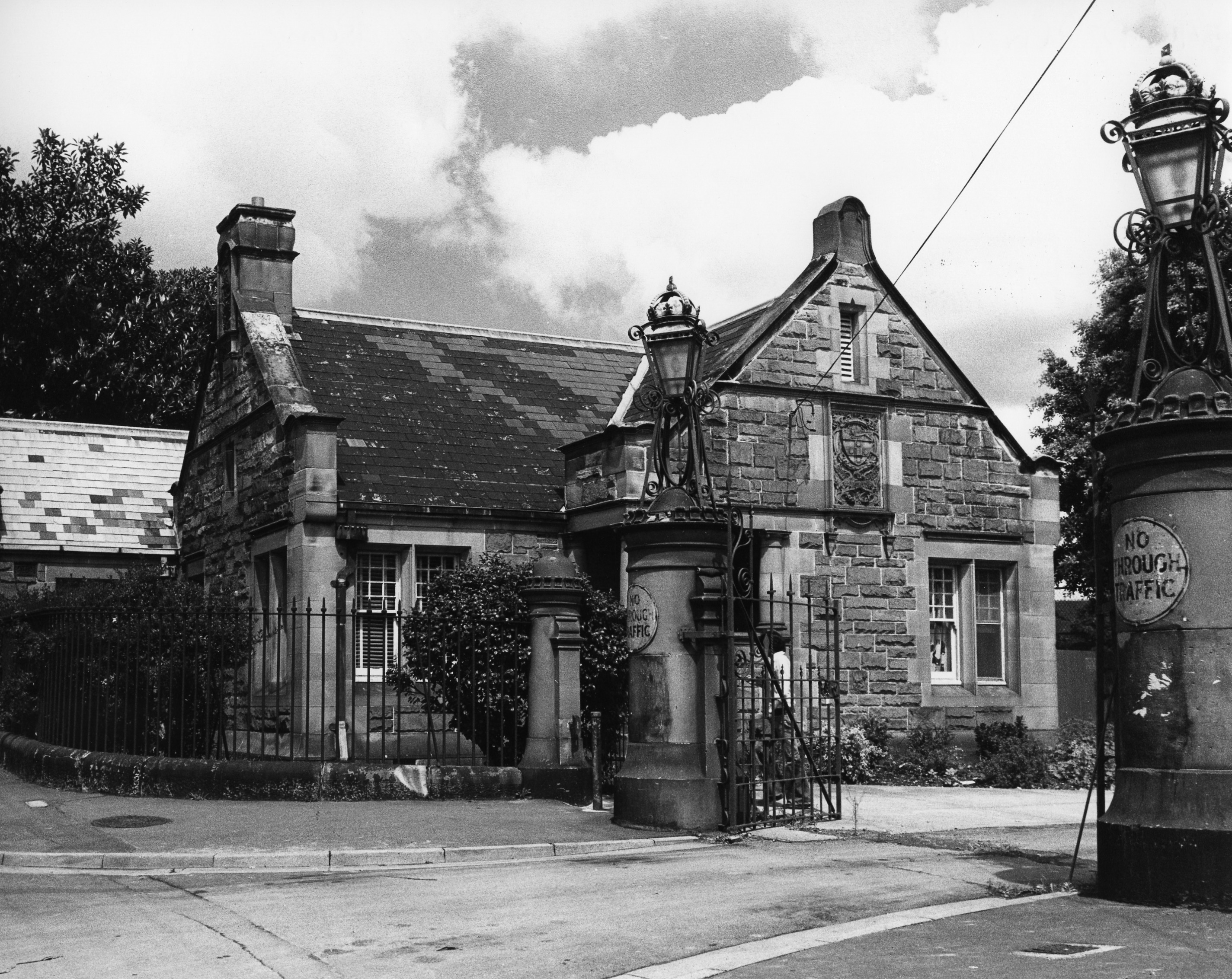 ENTRANCE FROM CITY ROAD TO FISHER AVENUE, SHOWS STONE COTTAGE