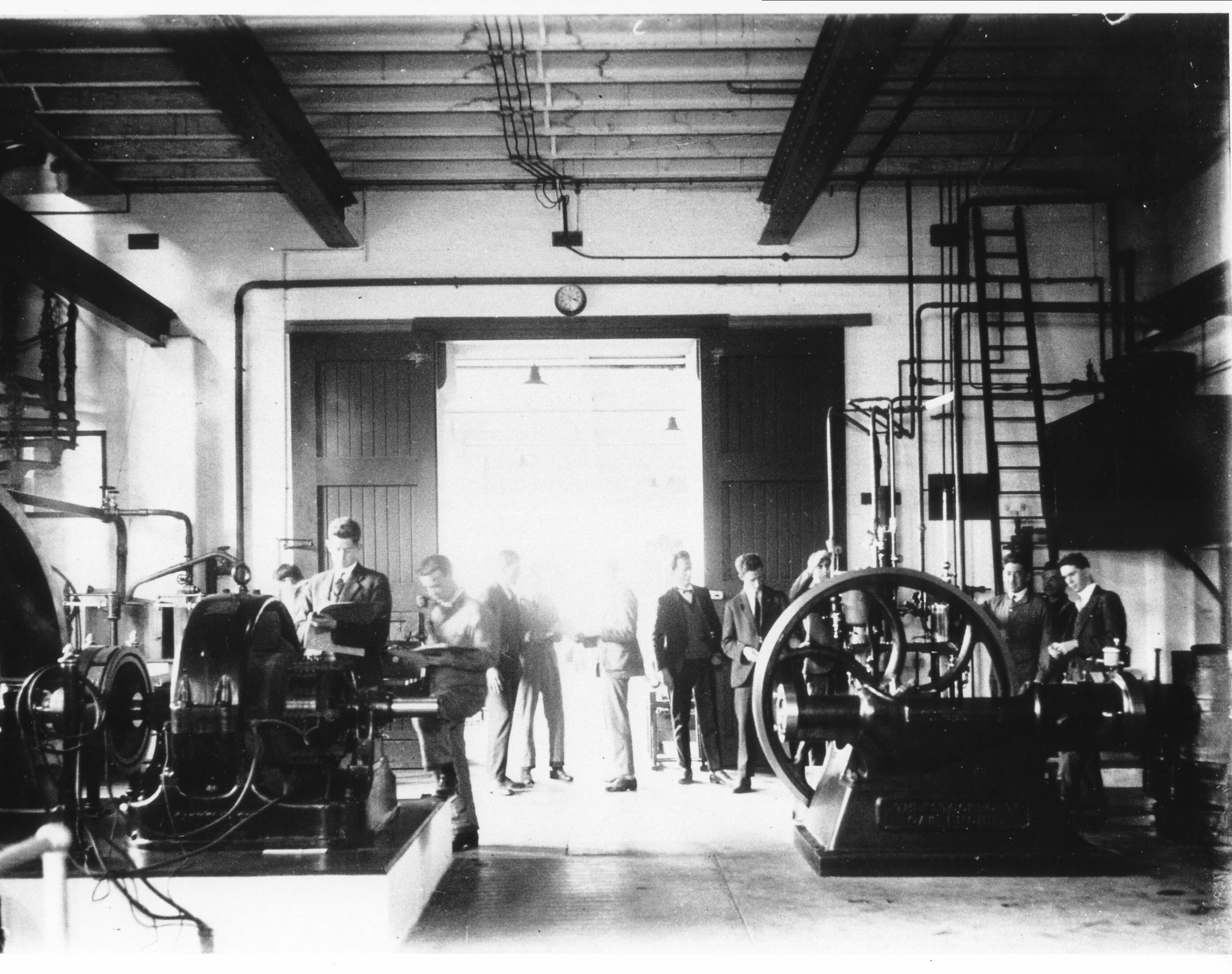 STUDENTS IN ENGINEERING LABORATORY IN RUSSELL BUILDING