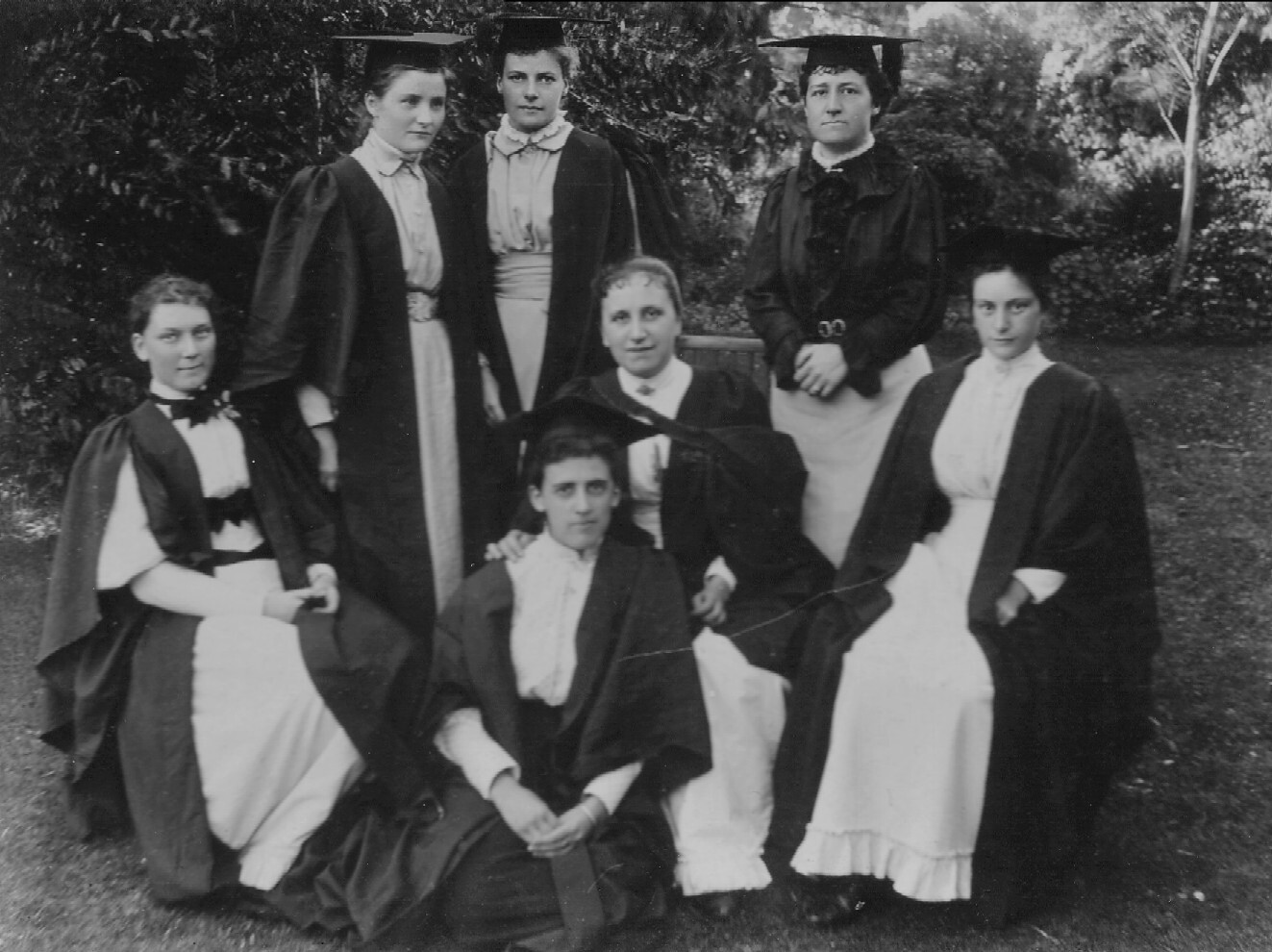 LOUISA MACDONALD AND GROUP OF WOMEN STUDENTS AT WOMEN'S COLLEGE, STRATHMORE AT GLEBE (?)