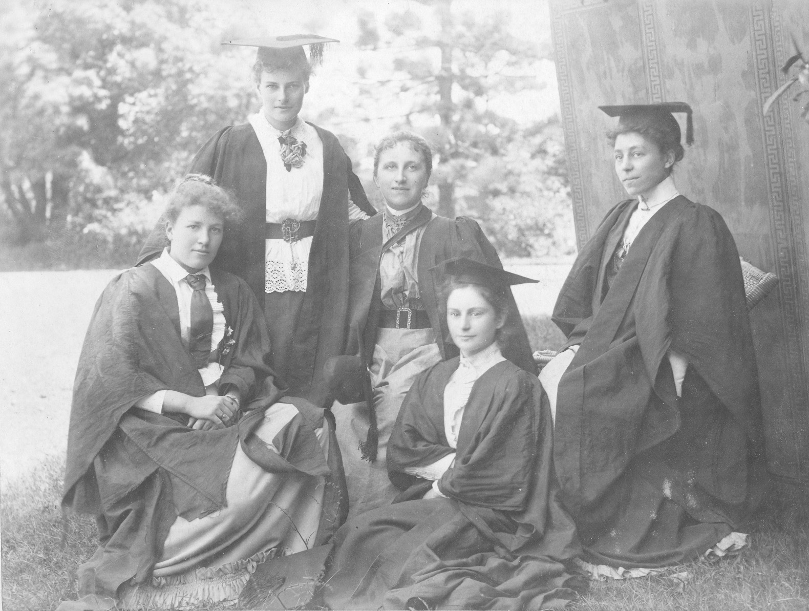 LOUISA MACDONALD AND GROUP OF WOMEN STUDENTS AT WOMEN'S COLLEGE, STRATHMORE AT GLEBE (?)